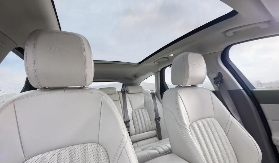 Детали интерьера Jaguar XF 2.0d Sportbrake 2017 года  (WW) (фото 3 из 47)
